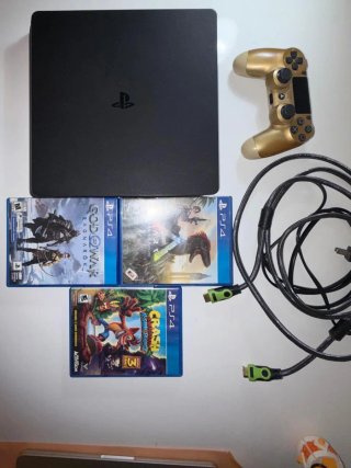 PS4 Slim 512GB + Mando Dorado + 3 Juegos