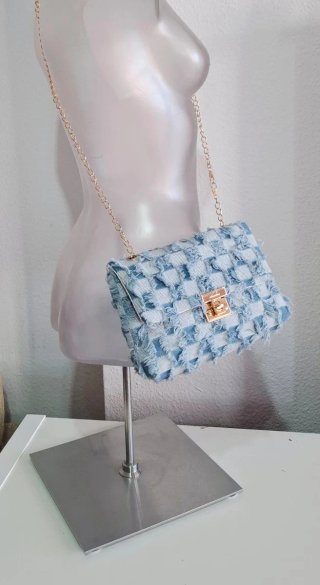 Bolso vaquero con cadena dorada