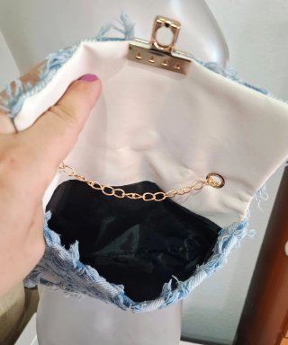Bolso vaquero con cadena dorada