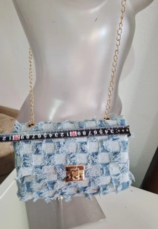 Bolso vaquero con cadena dorada