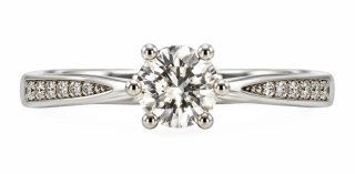 Anillo de compromiso con diamantes