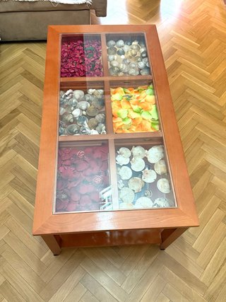 Mesa de centro elevable de madera y cristal.