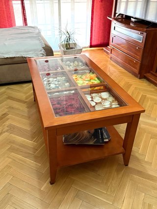 Mesa de centro elevable de madera y cristal.