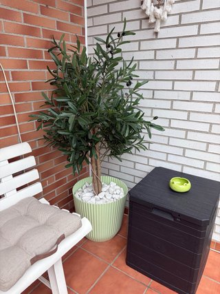 Olivo artificial con maceta y piedras