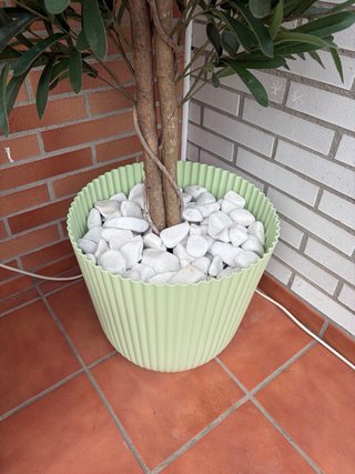 Olivo artificial con maceta y piedras