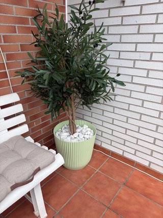 Olivo artificial con maceta y piedras