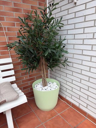 Olivo artificial con maceta y piedras