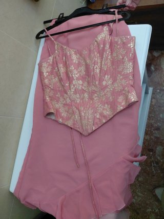 Vestido de fiesta rosa y dorado