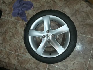 Llanta de Peugeot 225/45 R17 LEER..