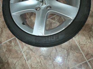 Llanta de Peugeot 225/45 R17 LEER..