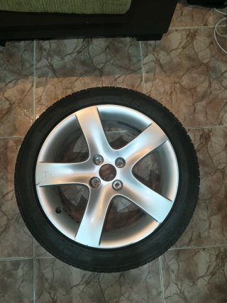 Llanta de Peugeot 225/45 R17 LEER..