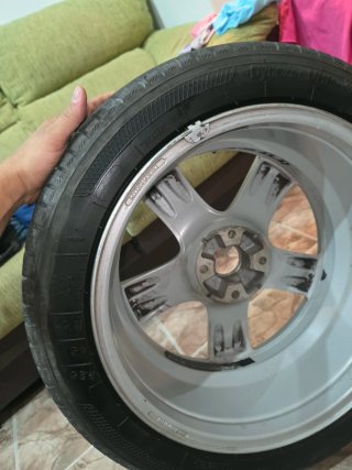 Llanta de Peugeot 225/45 R17 LEER..