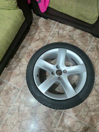 Llanta de Peugeot 225/45 R17 LEER..