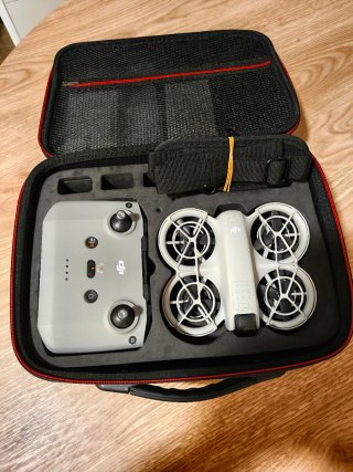 DJI Neo con mando y estuche
