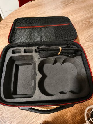 DJI Neo con mando y estuche