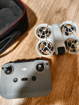 DJI Neo con mando y estuche