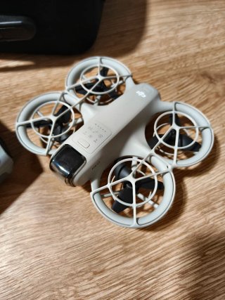 DJI Neo con mando y estuche