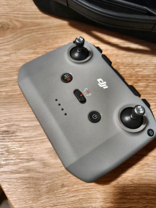 DJI Neo con mando y estuche