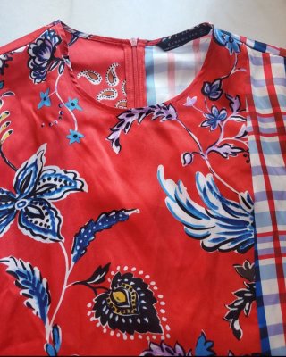 Blusa estampada flores, pavos reales y cuadros