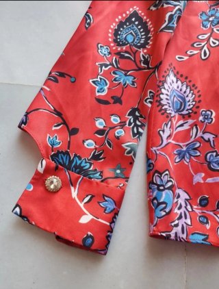 Blusa estampada flores, pavos reales y cuadros