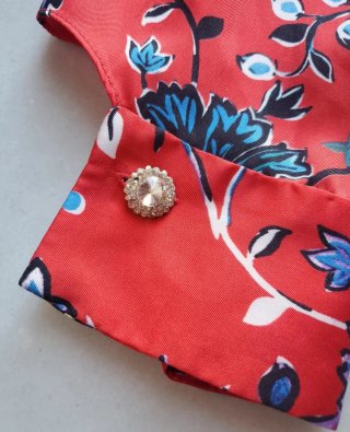 Blusa estampada flores, pavos reales y cuadros