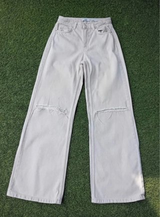 Pantalones anchos beige rasgados