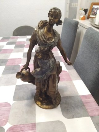 Figura Joven con Cántaro Resina Bronce