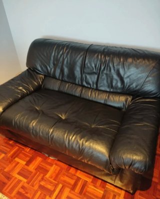 Sofá de piel negro