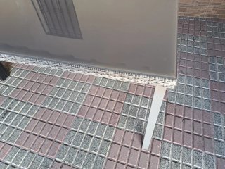 Mesa de cristal y mimbre