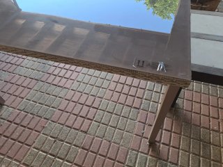 Mesa de cristal y mimbre