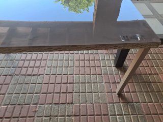 Mesa de cristal y mimbre