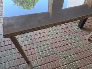 Mesa de cristal y mimbre