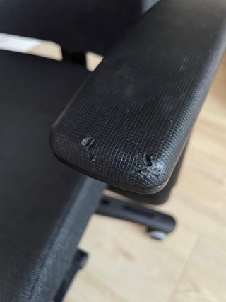 Silla de escritorio IKEA con reposabrazos y ruedas