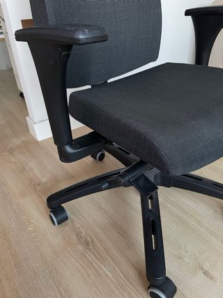 Silla de escritorio IKEA con reposabrazos y ruedas