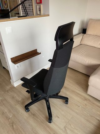 Silla de escritorio IKEA con reposabrazos y ruedas