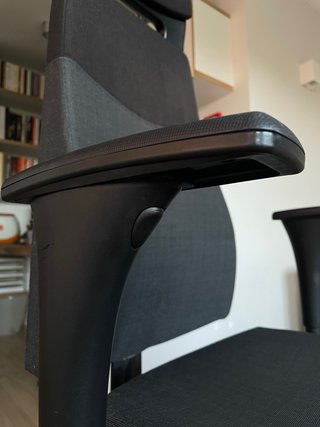 Silla de escritorio IKEA con reposabrazos y ruedas