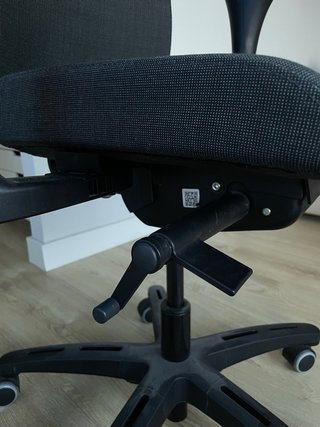 Silla de escritorio IKEA con reposabrazos y ruedas
