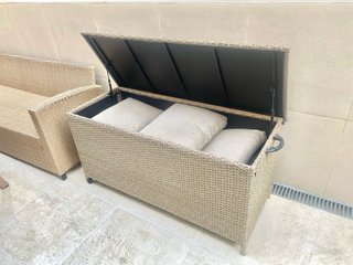 Conjunto Sofá Esquinero + Extras: Sillas + Baúl