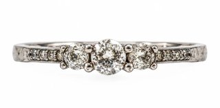Anillo de plata con diamantes
