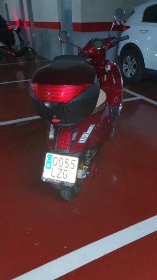 Moto Scooter Roja .