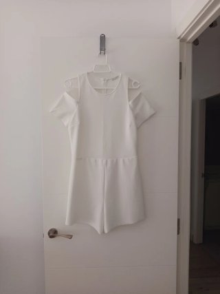 Mono blanco con hombros descubiertos