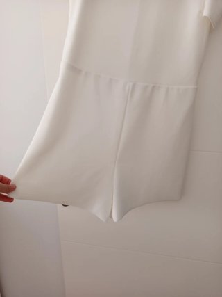 Mono blanco con hombros descubiertos
