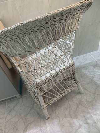 Comoda poltrona in vimini bianco