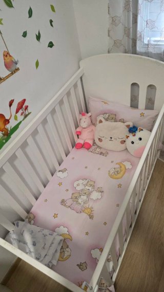 Cuna de bebé blanca con osito