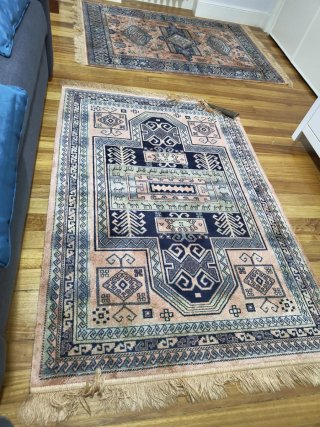 Dos alfombras decorativas