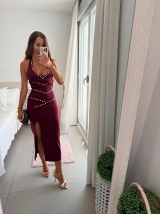 Vestido burdeos con detalles dorados