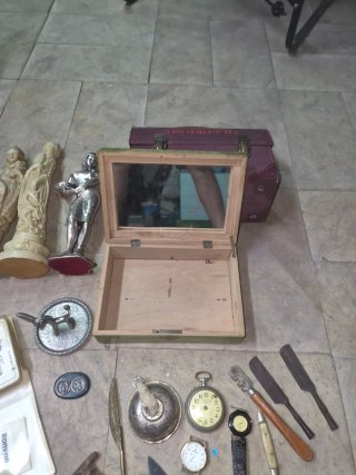 Collezione di figure e oggetti d'epoca