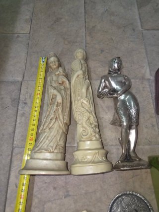 Collezione di figure e oggetti d'epoca