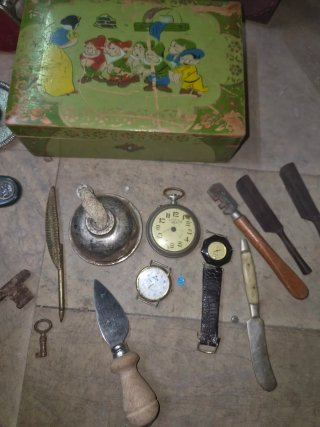 Collezione di figure e oggetti d'epoca