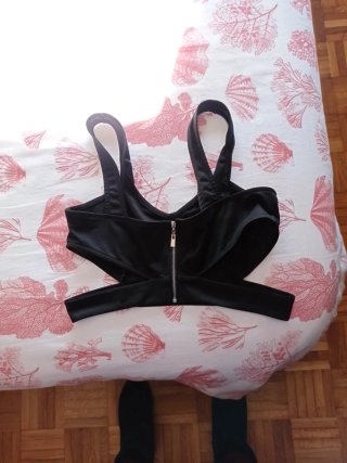 Crop top negro con tiras